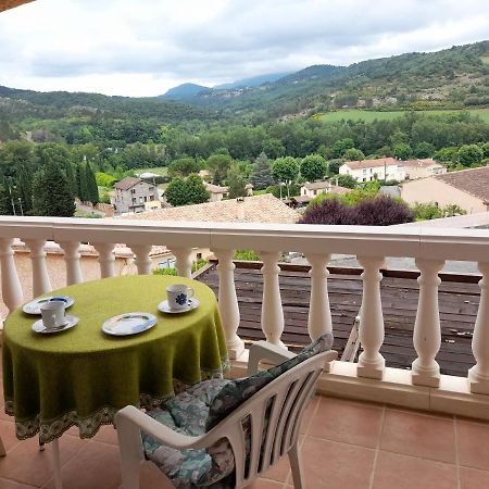 Chez Bernard Et Rosina Bed & Breakfast Esperaza Ngoại thất bức ảnh