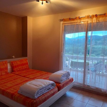 Chez Bernard Et Rosina Bed & Breakfast Esperaza Ngoại thất bức ảnh